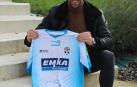 Isaac Manjón sujeta la camiseta del Arnedo, junto a la que vistió en Osasuna, ayer en Olloki