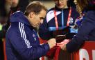 Jagoba Arrasate firma una camiseta de Osasuna en el Sendero de Arnedo