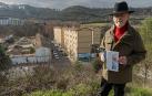 Ángel de Miguel Fernández con el libro. Al fondo, el barrio de la Merced de Estella donde vive una nutrida comunidad romaní
