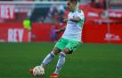 Rubén Peña golpea el balón en el último partido de Copa