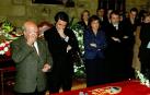 Aznar, Ana Botella y Jaime Mayor Oreja, en la capilla ardiente del concejal del PP José Ignacio Iruretagoiena