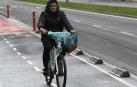 Un joven circula por uno de los carriles bici de Pamplona