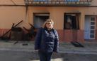 Vesselina Garcheva, delante de su casa quemada en Cabanillas