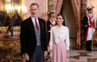 La reina reacciona sin dedicare ni un solo gesto al diplomático