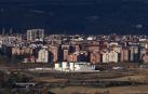 Imagen del colegio Irabia-Izaga en Cordovilla con Pamplona al fondo
