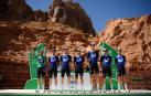 Guerreiro, de verde, con sus compañeros del Movistar Team en el Saudi Tour.