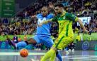 Fits, del Movistar Inter, trata de bloquear el pase de César, del Jaén Paraíso Interior, durante la final de la Copa de España de fútbol sala