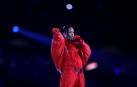Rihanna actúa durante el descanso de la Super Bowl