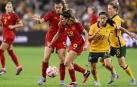 Marta Cardona conduce el balón en el encuentro ante Australia