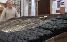 Sergio Rodríguez, alcalde de El Paso, este viernes, en la Escuela de Arquitectura, ante una maqueta de la zona afectada por el volcán