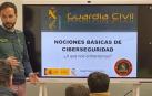 Imágenes de archivo de dos componentes del equipo @ de la Guardia Civil impartiendo una conferencia/jornada de Ciberseguridad