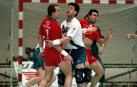 Errekondo, del San Antonio, defiende su portería frente a los jugadores del Ademar en la semifinal de la Copa Asobal celebrada en León