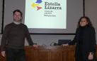 Pablo Ezkurra, concejal de Desarrollo Económico de Estella, junto con la técnica Andrea Rodríguez y, tras ellos, la marca turística
