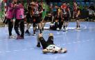Meoki, en el suelo, se lamenta tras la derrota por la mínima ante Ademar
