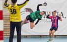 Disparo acrobático de Paula Garcia Locay, autora de 3 goles, ante la presencia de Arderius