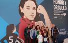 Mai Garde posa junto a su familia delante del mural