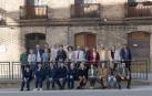 Autoridades, invitados y responsables y usuarios de ADISCO, ayer ante la fachada del edificio que acogerá los futuros pisos tutelados