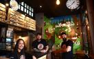 Zuly Prospert, Jorge Martínez y David Salinas, en la cervecería hamburguesería Growlería, en la calle Aoiz 20