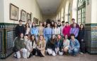 Los ex alumnos del Colegio Jesuitas Tudela que este lunes participaron en la iniciativa ‘Back to School’, en uno de los pasillos del centro