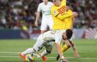 Carmona pugna con Gavi por el esférico durante el Elche-Barcelona de la Jornada 27.