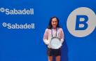 Idoia Razquin posa con el trofeo de subcampeona sub-14 en el Godó