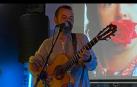 El cantautor Carlos Chaouen actúa esta tarde en el Rockollection bar de Pamplona.