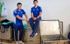 David Armendáriz, izquierda, y Andrés Ocampo, derecha, con los baúles en los que se transporta todo el material deportivo que emplea la primera plantilla de Osasuna
