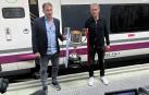Rafael Martín Vázquez (izda.) y Jon Andoni Goikoetxea han sido los encargados de llevar la Copa del Rey hasta Sevilla
