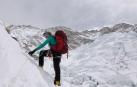 Uxue Murolas, ascendiendo hacia el campo II en el Kangchenjunga