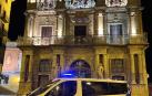 Furgoneta policial frente al Ayuntamiento de Pamplona