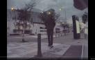 El vídeo graba al autor acercándole al coche, antes de comenzar a golpearlo