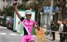 Arturo Grávalos celebra una victoria con el maillot del Asesores de Navarra en 2016.