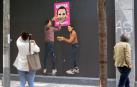 Dos personas observan el nuevo mural de LKN