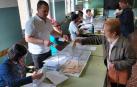 Una persona vota este domingo en el Colegio Blanca de Navarra