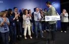 Javier García, candidato a la presidencia del Parlamento Foral, choca la mano a García Adanero, candidato en Pamplona