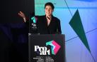 La autora navarra Laura Chivite Ezkieta, durante su discurso de ayer en Baluarte, tras recibir el premio a la Promoción del Talento Artístico 2023.