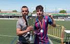 El pamplonés Ibai Goikoetxea Fonsea con el entrenador del SD Eibar de fútbol adaptado.