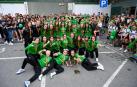 La plantilla del Helvetia Anaitasuna infantil, con el trofeo y las medallas de campeonas