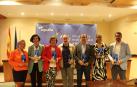 Cristina Aguinaga y Pilar Fernández Larrea (a la izquierda), con el resto de premiados de Aqualia