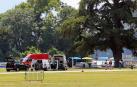 Personal de emergencias, en el parque de la ciudad francesa de Annecy donde ha ocurrido el suceso