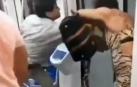 Un momento de la agresión ocurrida este sábado en Barcelona