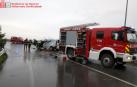 Efectivos de bomberos, en el lugar del accidente de tráfico ocurrido este lunes en Andosilla