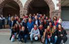 María Luisa Ibáñez (en el centro, con bastón) posa junto a familiares, amigos y la juventud de Burguete en el inicio de las fiestas