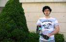 David Aguilar, este viernes en Pamplona, con su prótesis MK5 que se construyó con piezas de Lego