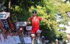 El ciclista de Cortes Unai Aznar celebra con rabia su victoria en la prueba en línea sub23 del Campeonato de España