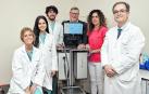 Blanca Gómez, Naroa Romero, Íñigo Arroyo, Dnaiel Cortázar, Ana Megía y Bernardo Hontanilla, junto al aparato de plasma.