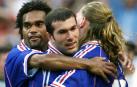 J’etit y Karembeau abrazan a Zidane tras marcar el primer gol de Francia