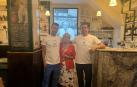 Los hermanos Ignacio y Eduardo Valle Lallana, con su madre María Carmen, en el nuevo Roch de la calle Comedias