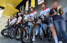 El equipo Movistar, con el pañuelico del Tour,