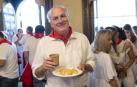 El juez Manuel García Castellón disfruta de un desayuno en el Baile de la Alpargata